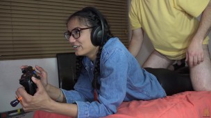 Nerdy Gamer Reddit Girl *ASSJOB* while focused on playing – IntercruralSex
