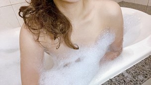 【個人】泡風呂オナニーで連続イキ！ぬるぬるクリトリスを何度も激しく擦る